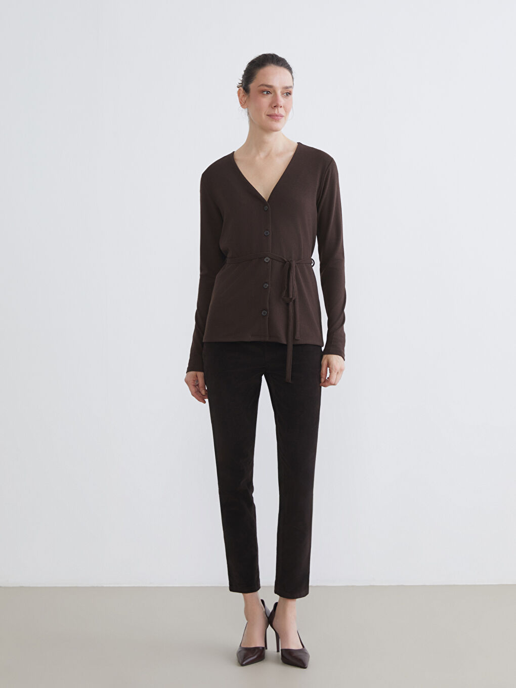 Kahverengi V Yaka Beli Kuşaklı Kadın Hırka-1