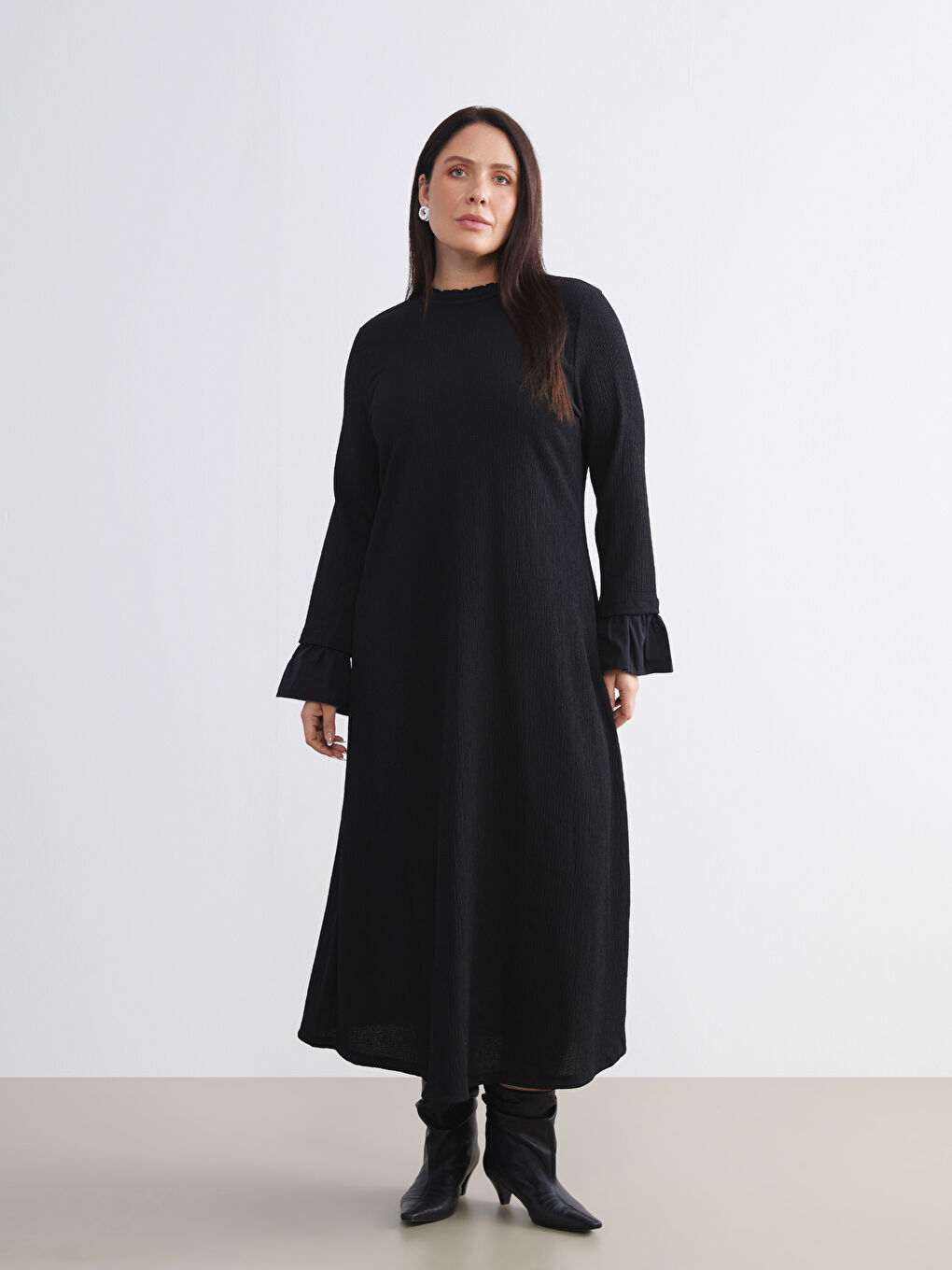 Siyah Büyük Beden Fırfırlı Dik Yaka Triko Elbise-8