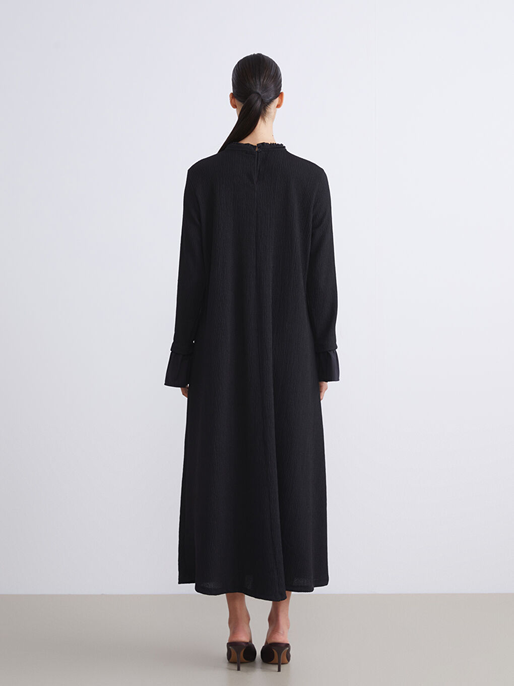 Siyah Büyük Beden Fırfırlı Dik Yaka Triko Elbise-6