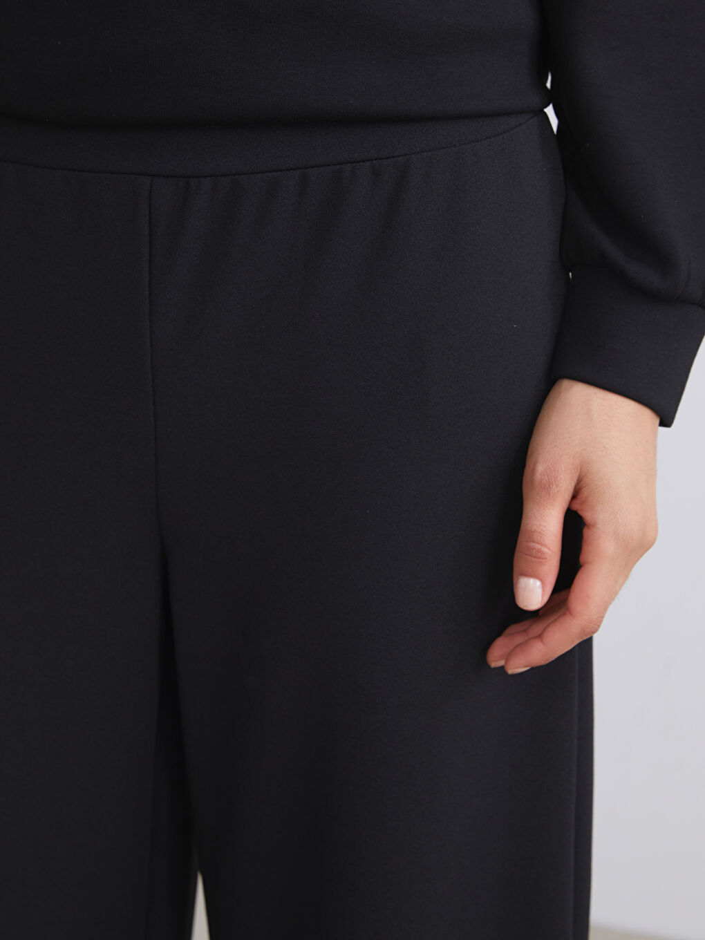 Siyah Büyük Beden Beli Lastikli Geniş Paça Kadın Pantolon-3