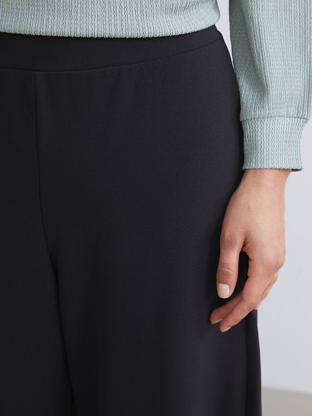 Siyah Büyük Beden Beli Lastikli Krep Kadın Pantolon-3