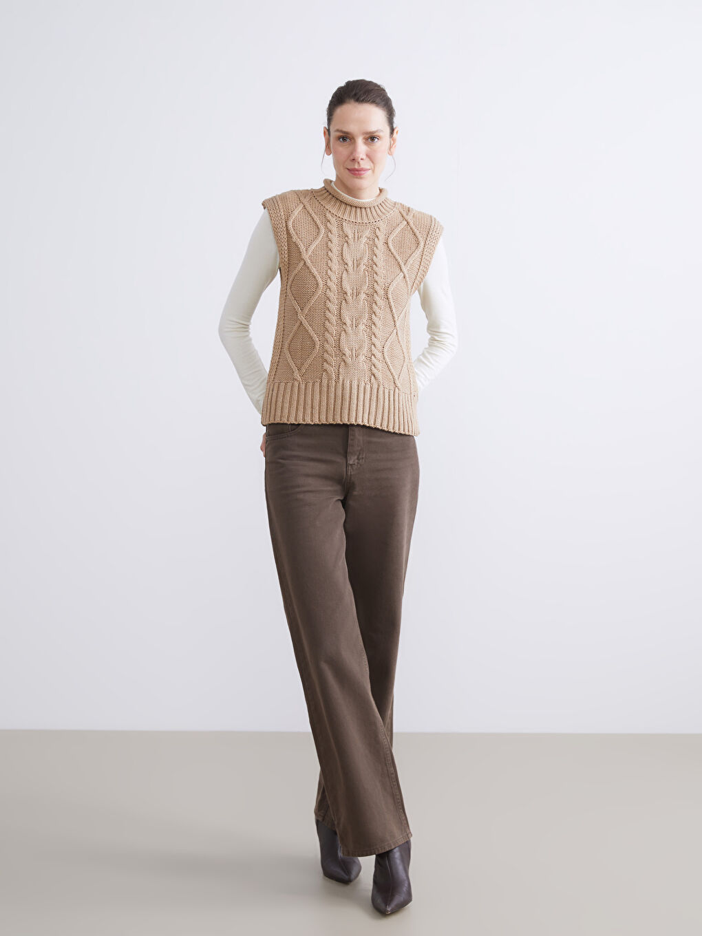 Kahverengi Dik Yaka Kendinden Desenli Kadın Triko Süveter-1