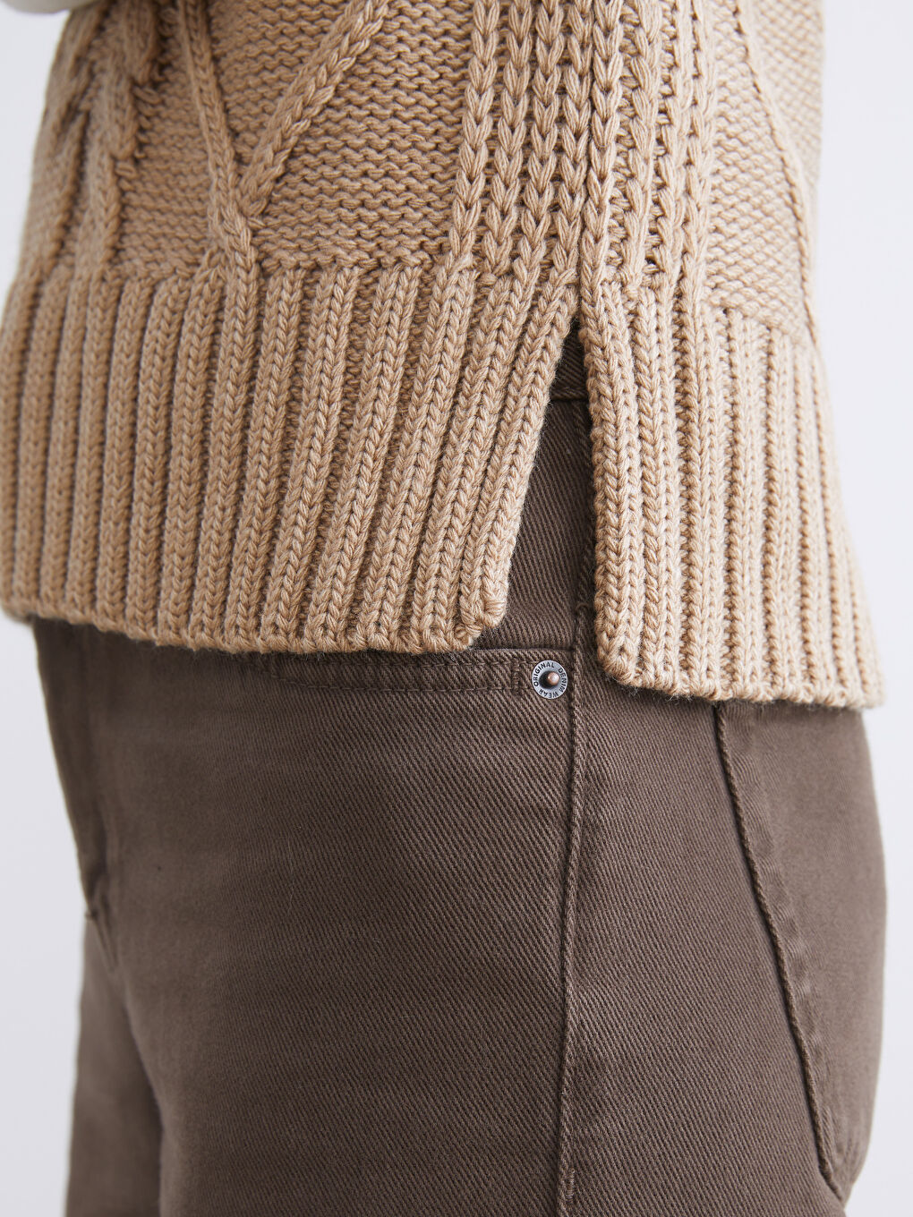 Kahverengi Dik Yaka Kendinden Desenli Kadın Triko Süveter-2