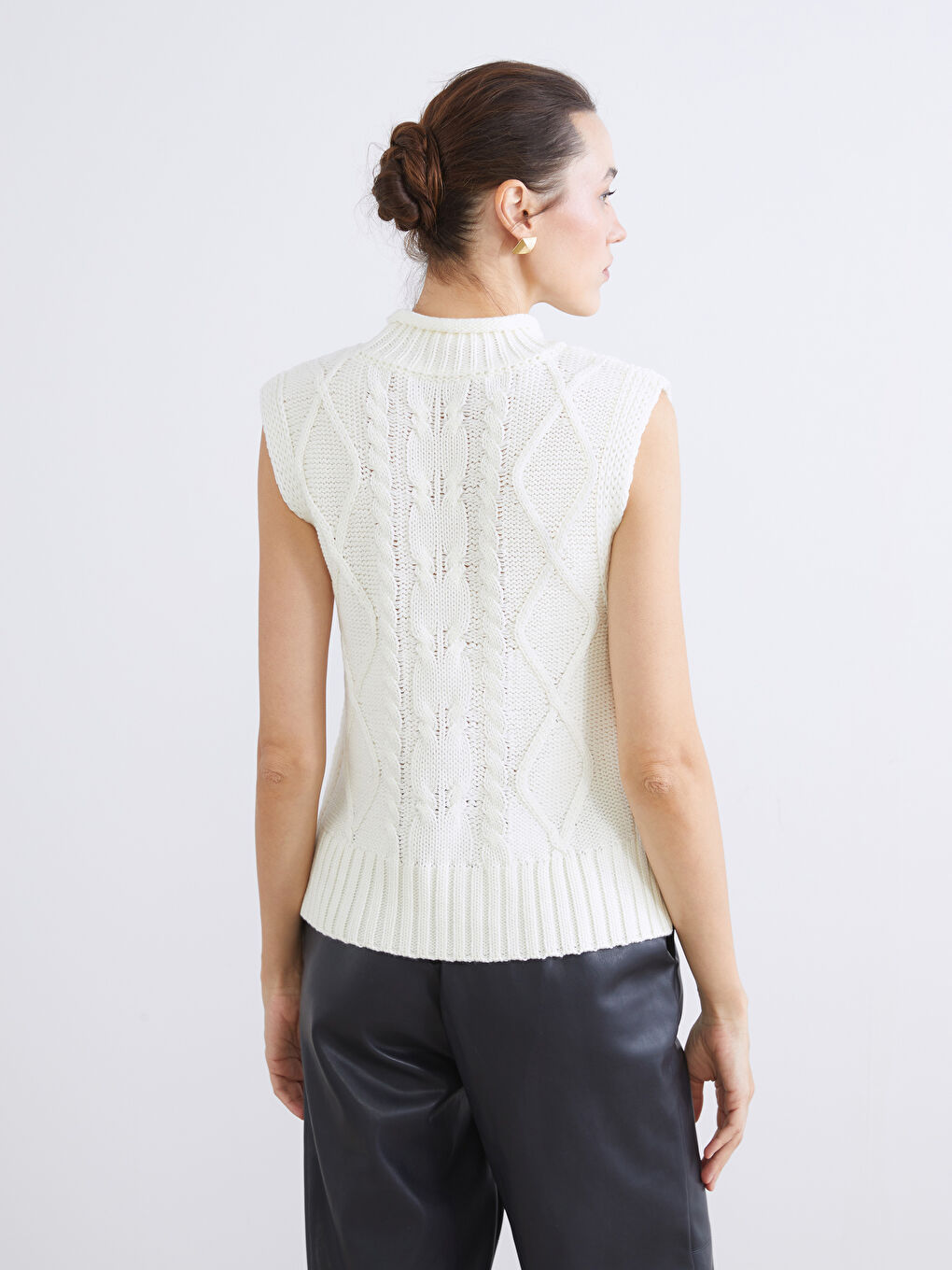 Ekru Dik Yaka Kendinden Desenli Kadın Triko Süveter-3