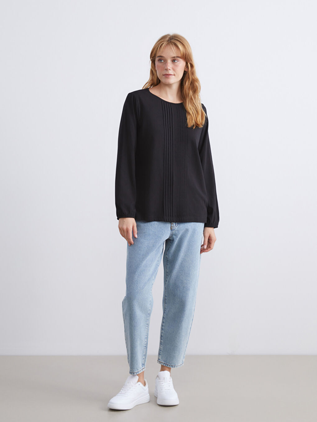 Siyah Bisiklet Yaka Dekoratif Dikiş Detaylı Bluz-1