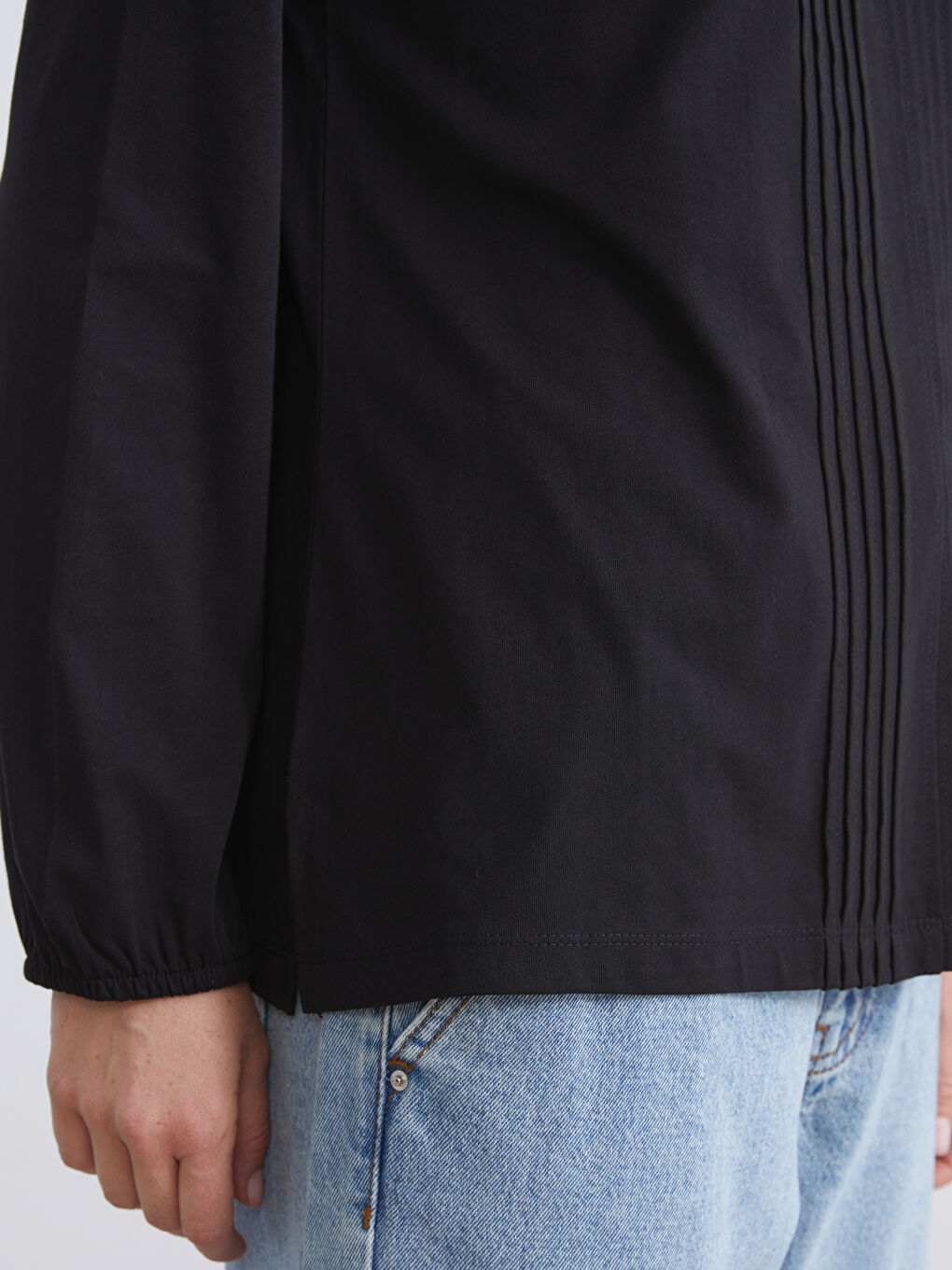 Siyah Bisiklet Yaka Dekoratif Dikiş Detaylı Bluz-3