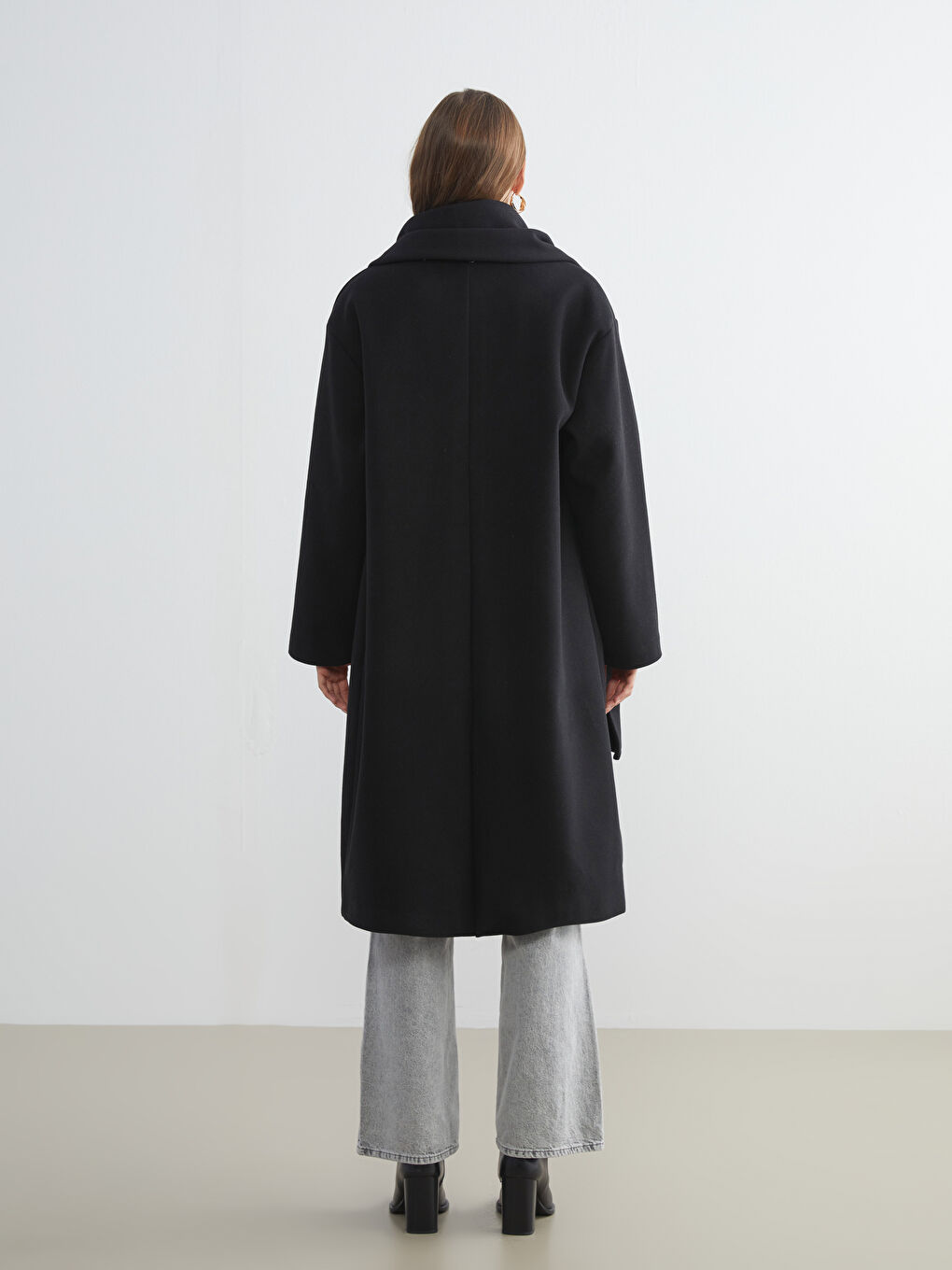 پۆشاکی سەرەوەی پشمی تێکەڵاو ڕه‌ش ژن-4