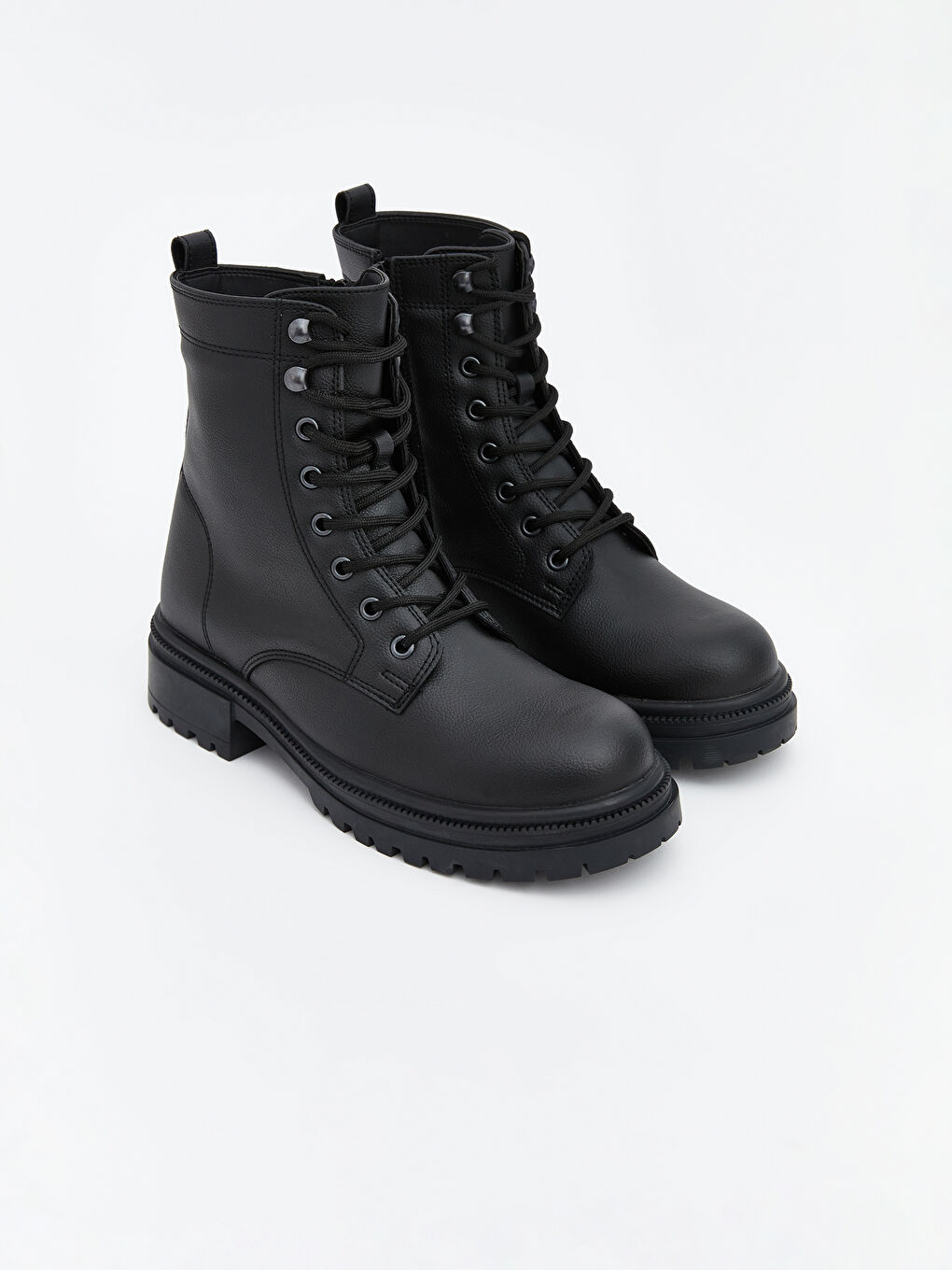 Siyah Deri Görünümlü Kadın Bot