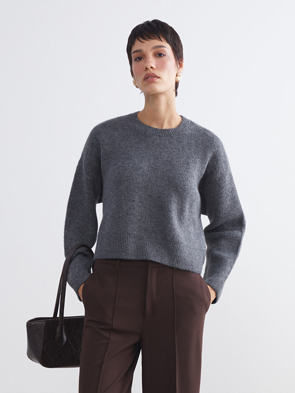 Женский трикотажный свитер с круглым вырезом