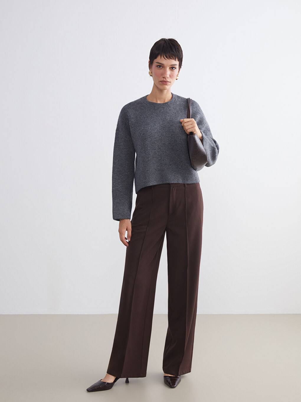 Женский трикотажный свитер с круглым вырезом-1