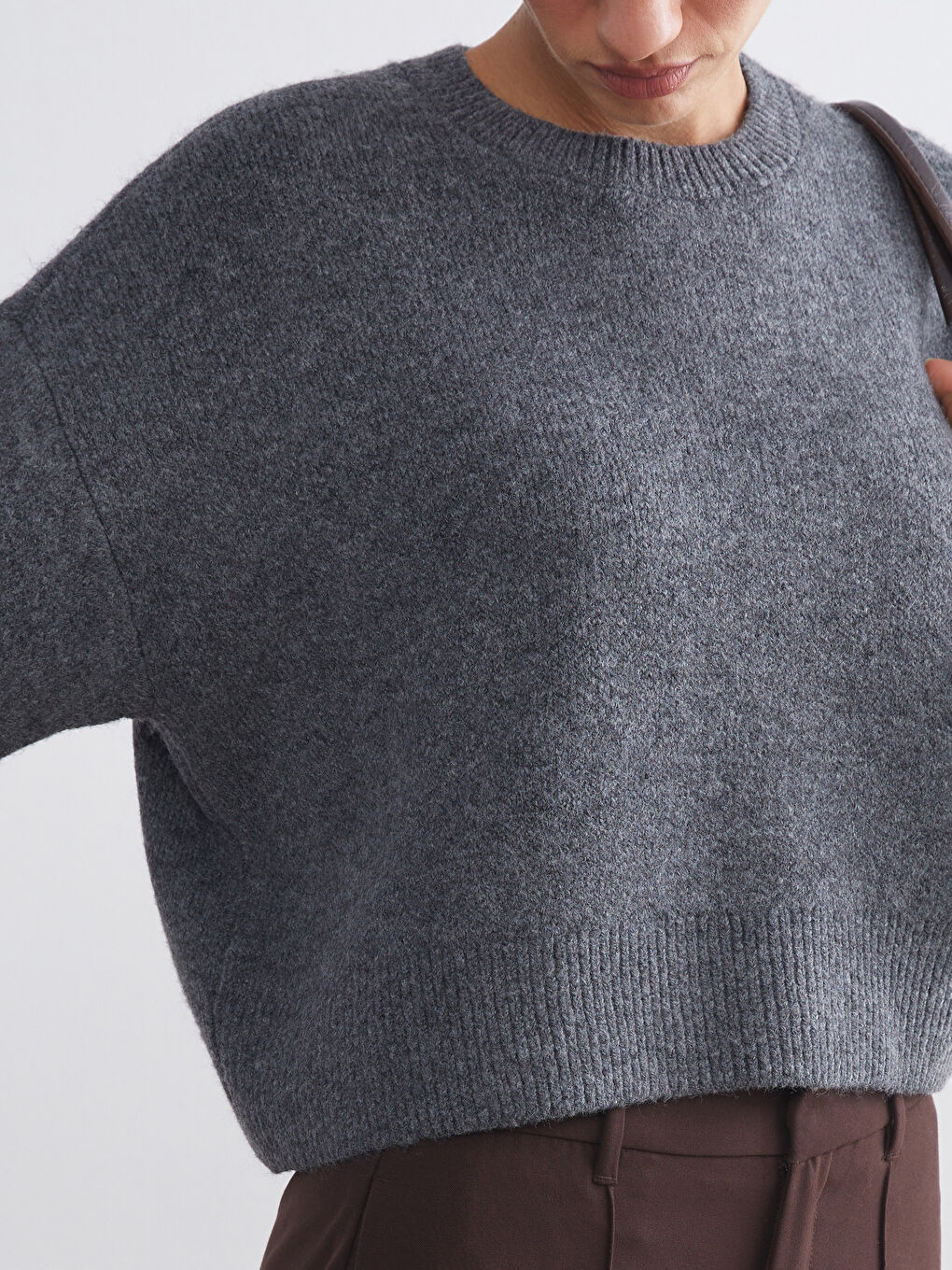 Женский трикотажный свитер с круглым вырезом-2