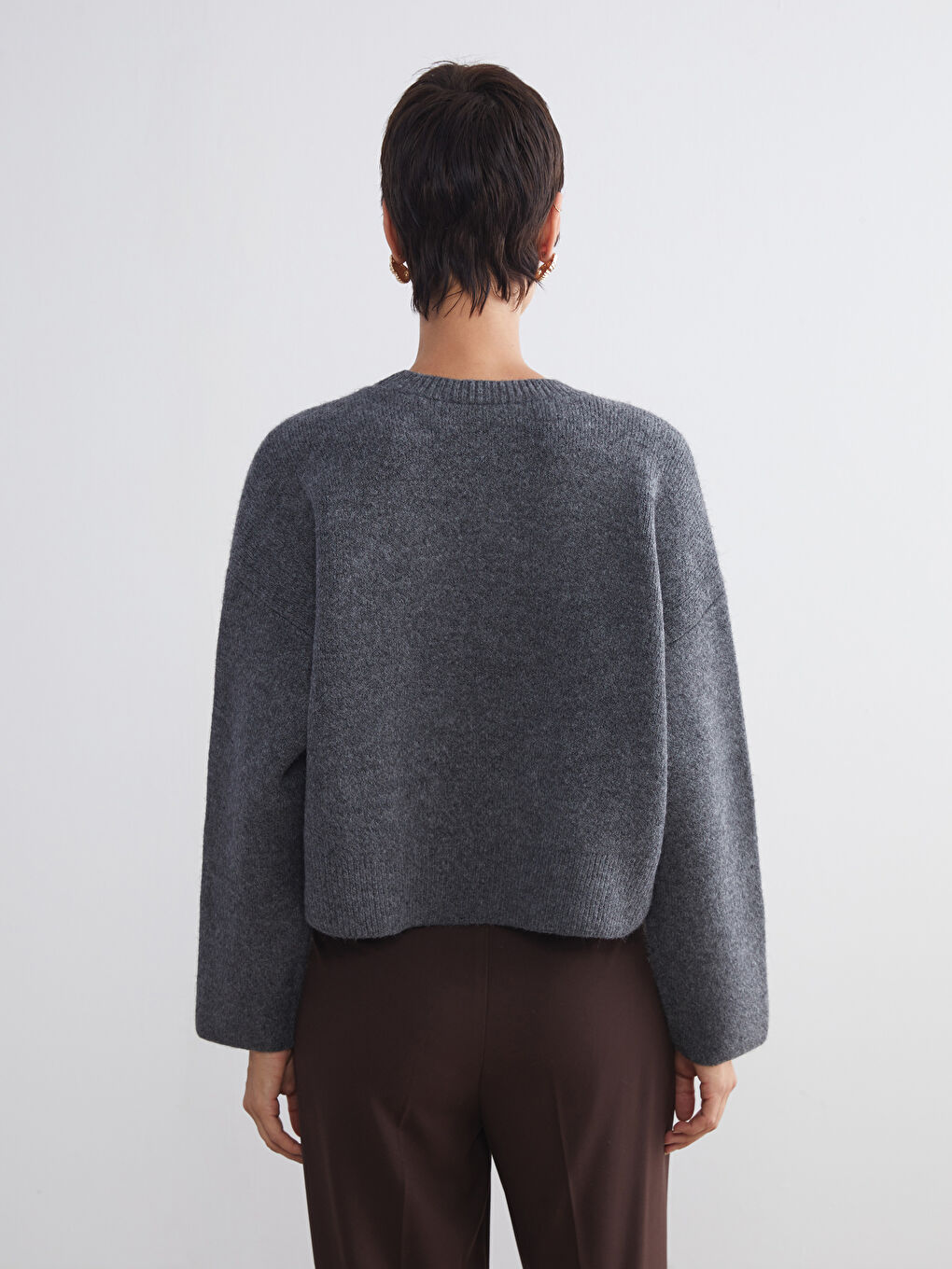 Женский трикотажный свитер с круглым вырезом-3