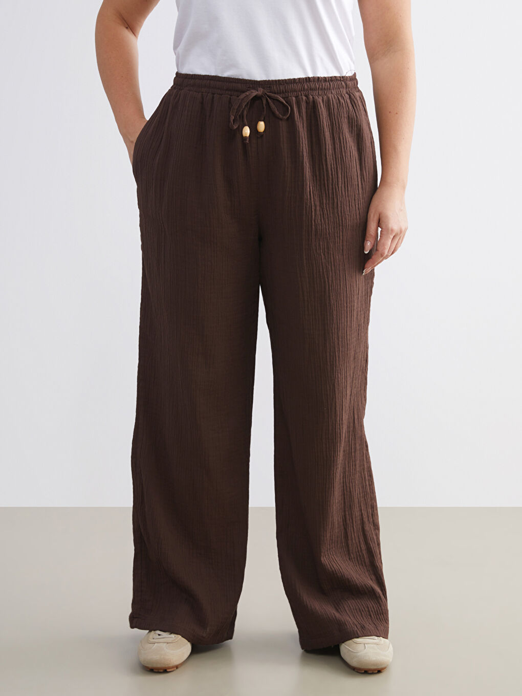 Kahverengi Büyük Beden Beli Lastikli Dokulu Müslin Kadın Pantolon-6