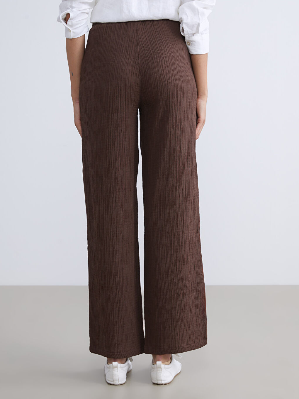 Kahverengi Büyük Beden Beli Lastikli Dokulu Müslin Kadın Pantolon-5