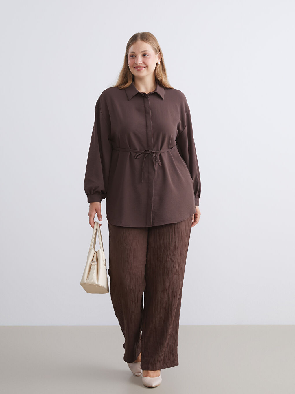 Kahverengi Büyük Beden Beli Lastikli Dokulu Müslin Kadın Pantolon-1