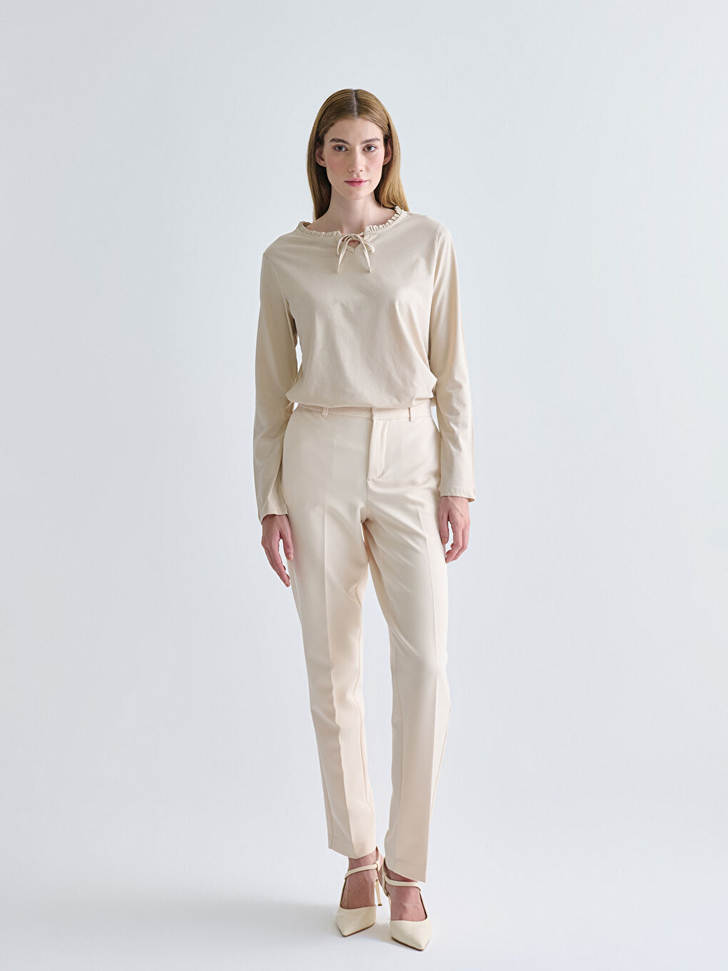 Bej Fırfırlı Bağlamalı Yaka Bluz-1