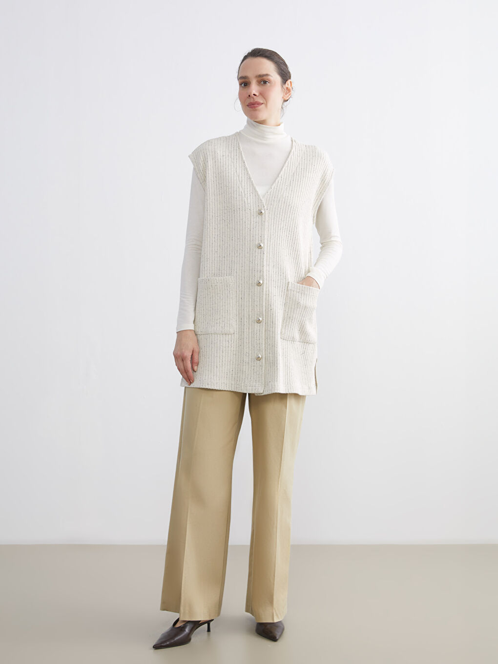 Ekru V Yaka Desenli Kadın Yelek-1