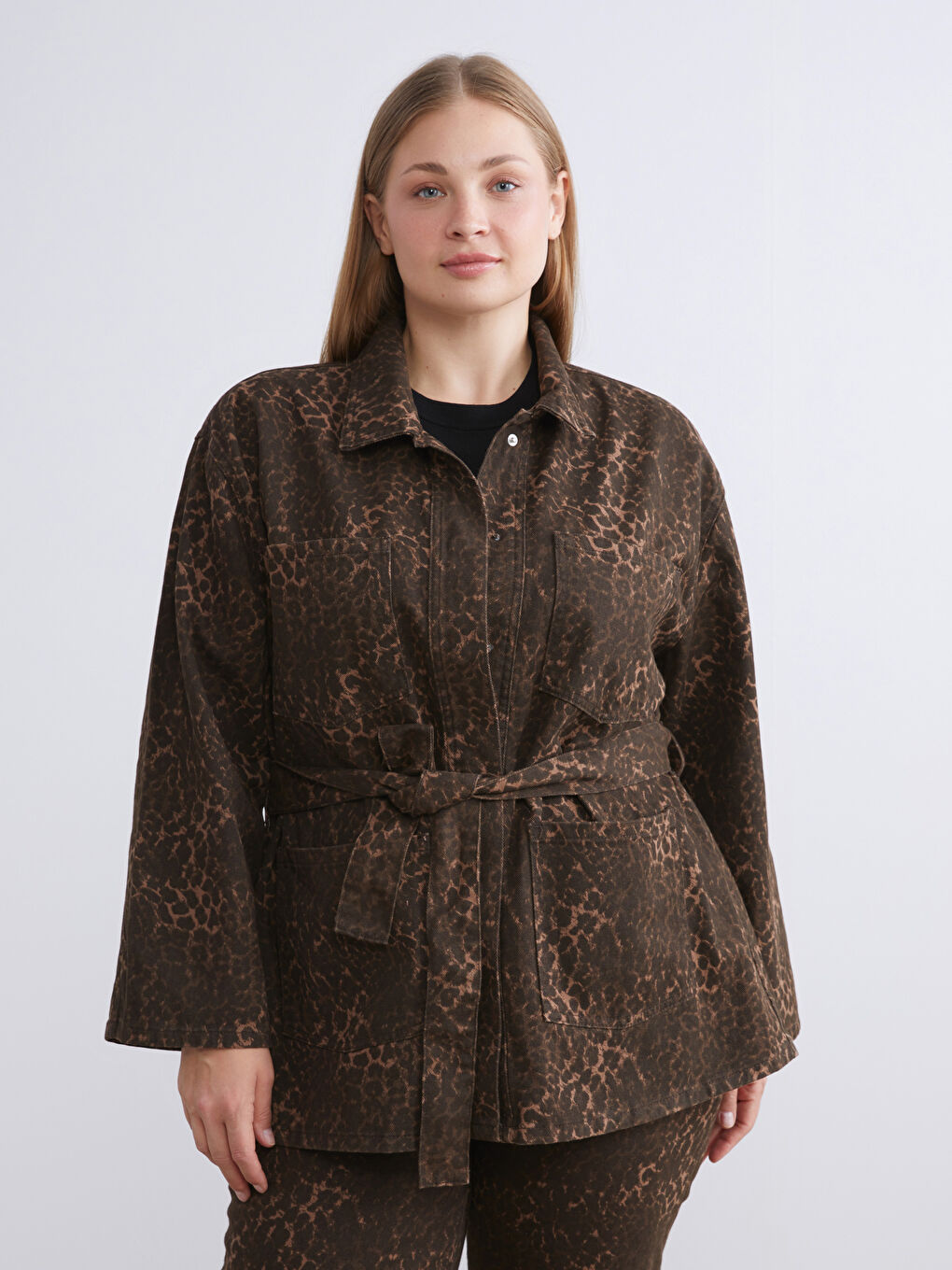 Veste en jean à col de chemise imprimé léopard pour Femmes-2