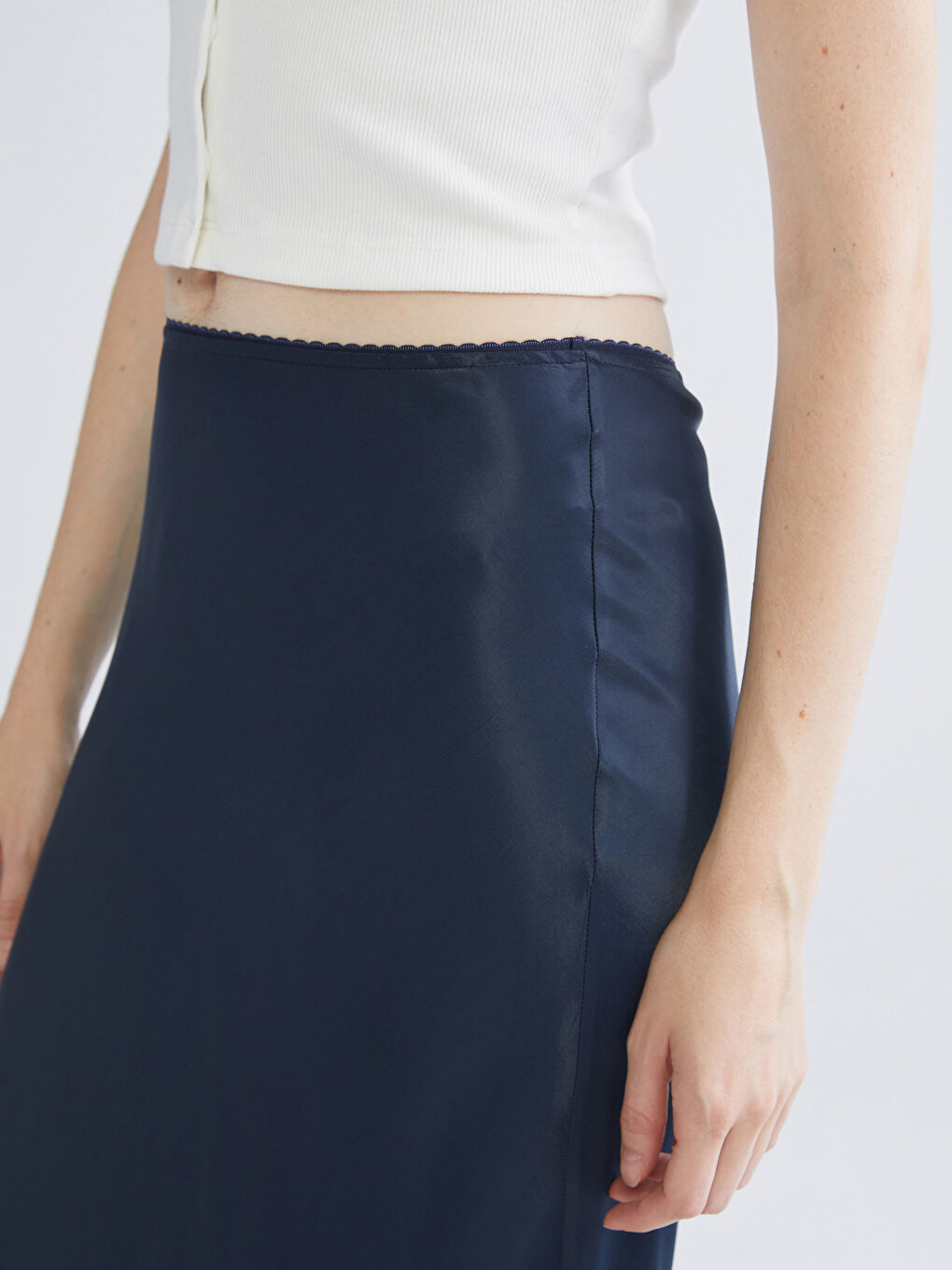 Lacivert Beli Lastikli Volanlı Saten Etek-2