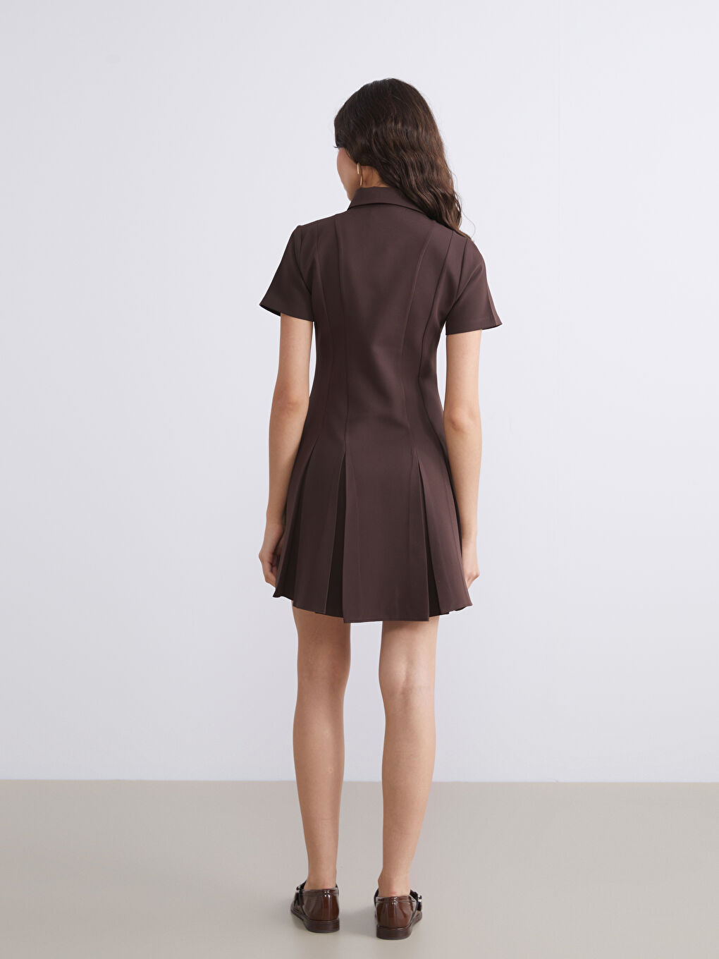 Kahverengi Gömlek Yaka Pileli Mini Elbise-5