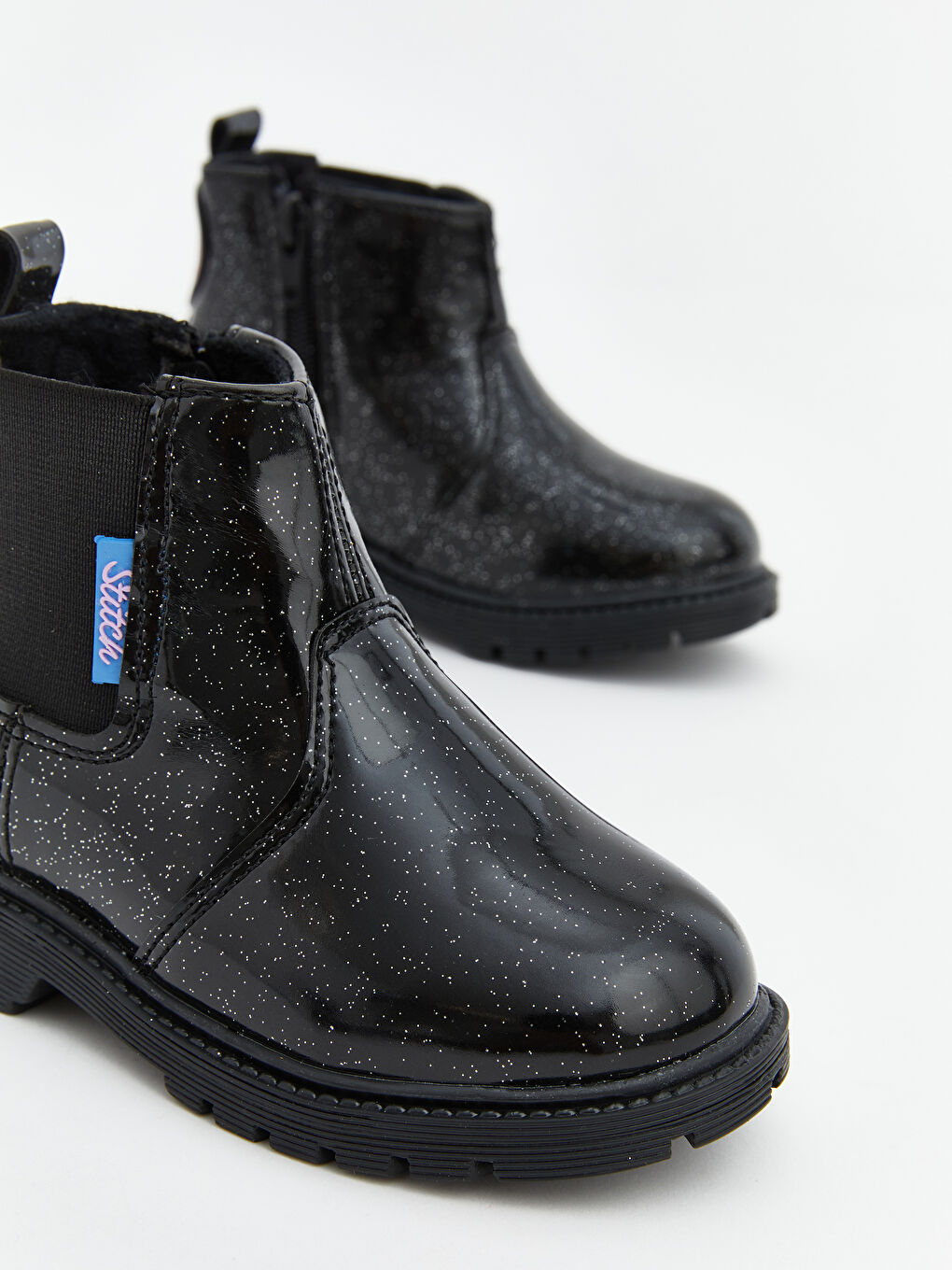 Siyah Parlak Görünümlü Kız Çocuk Bot-2