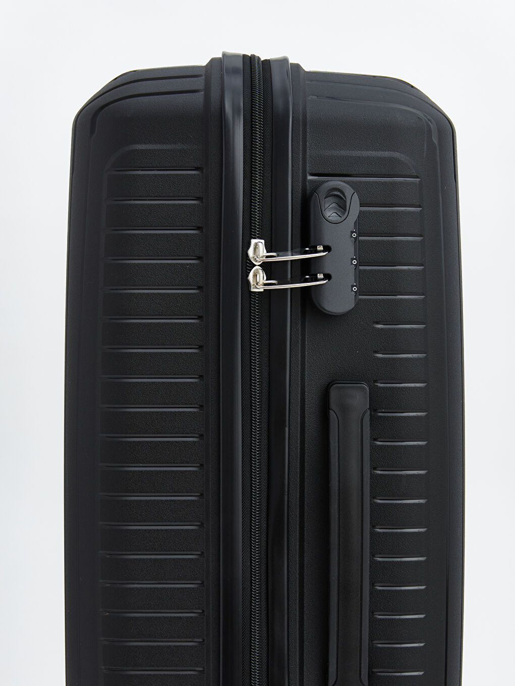 Siyah Kilit Detaylı Büyük Boy Valiz-3