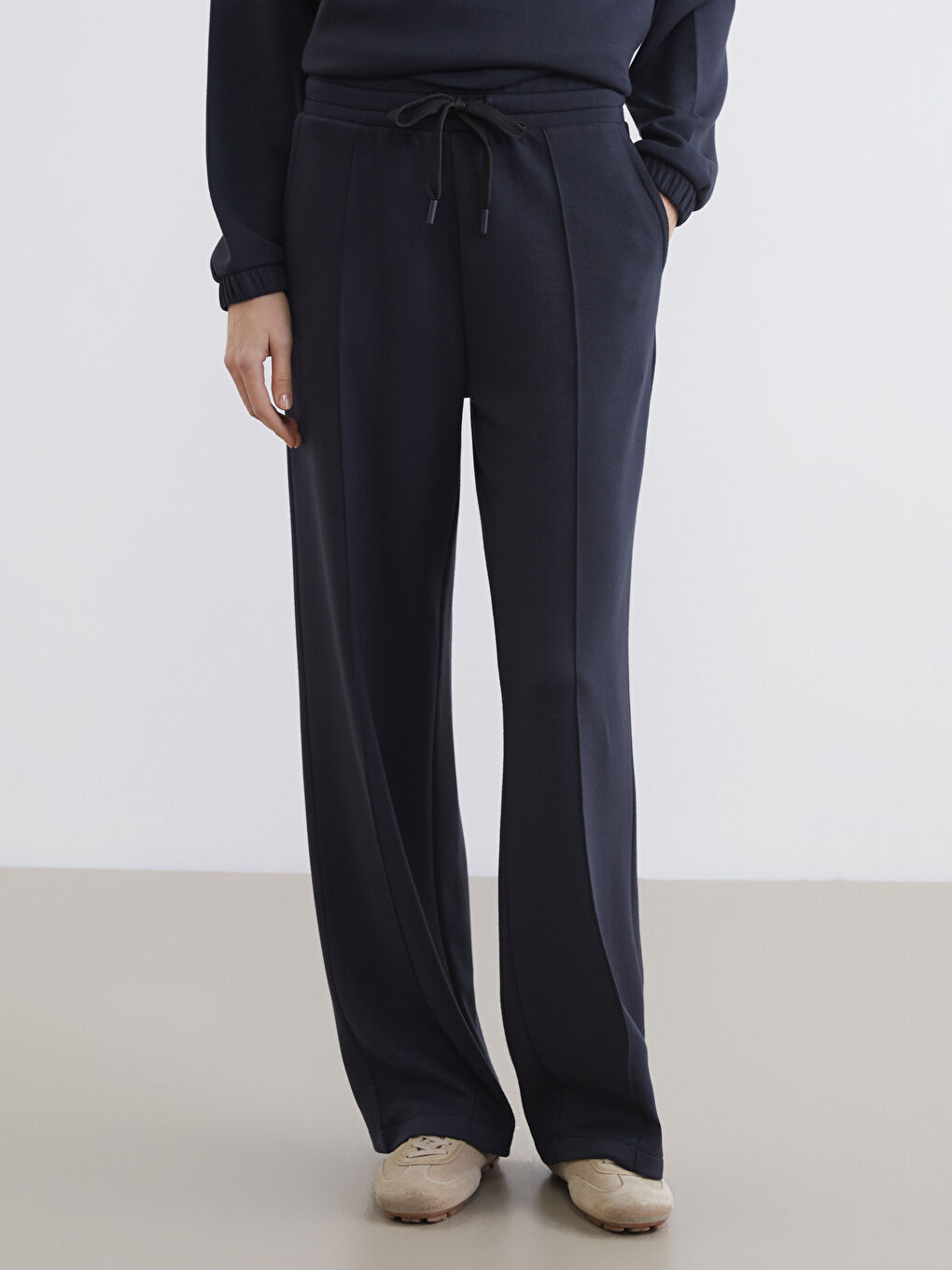 بنطلون رياضي واسع الأرجل بخصر مرن للسيدات-1