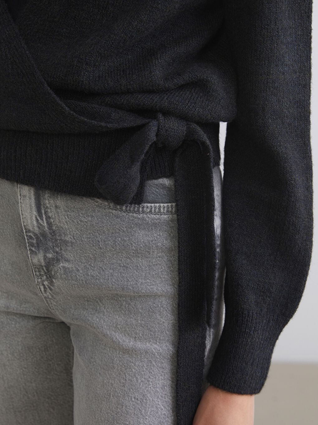 Siyah Kruvaze Yaka Kadın Triko Kazak-2