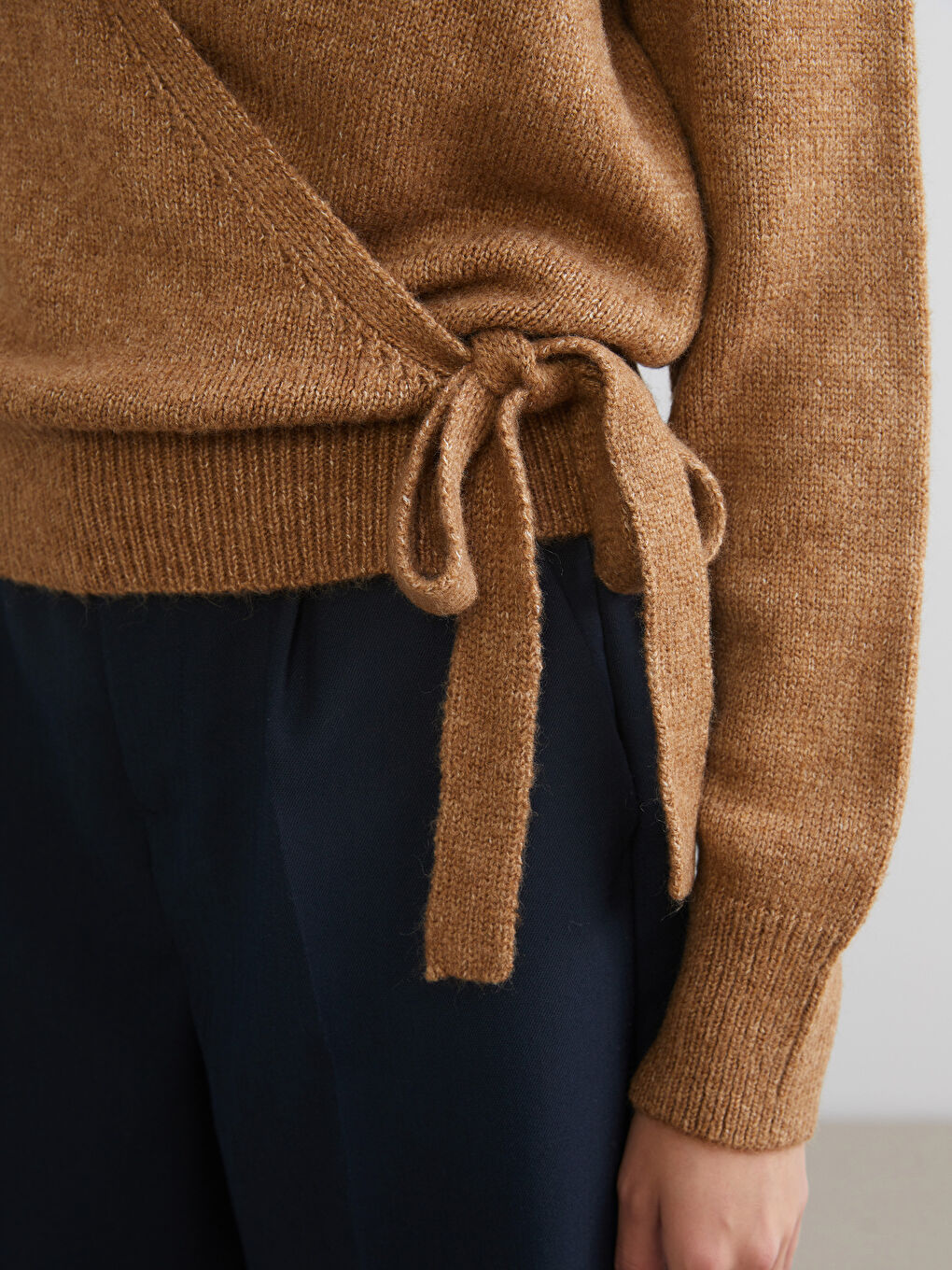 Kahverengi Kruvaze Yaka Kadın Triko Kazak-2