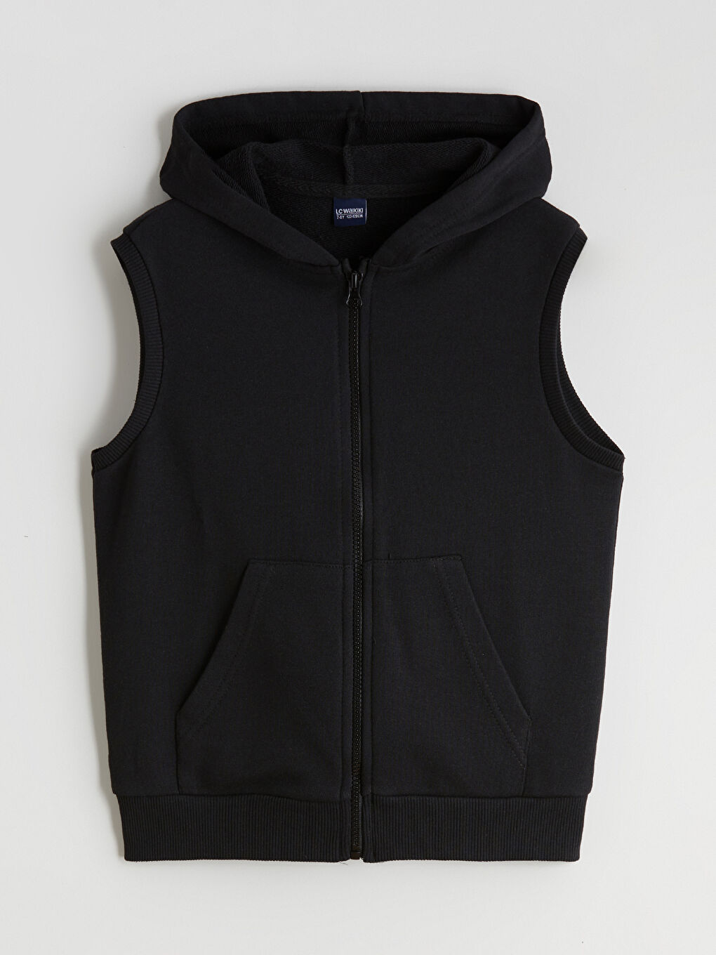 Siyah Kapüşonlu Erkek Çocuk Yelek