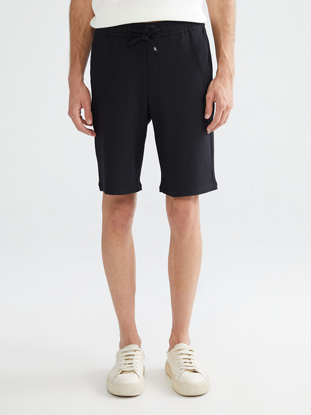 Siyah Standart Kalıp Keten Görünümlü Erkek Şort-1