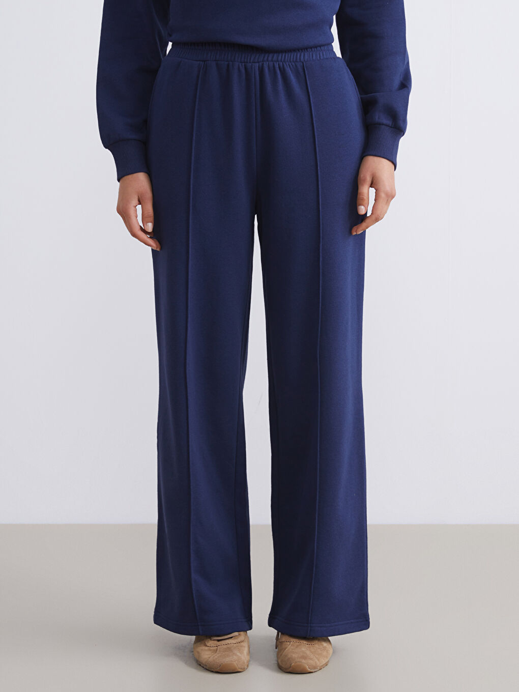 پانتۆڵی ئارەقەی قەبارەی ناوەند بۆ ژنان بە کەمەر لاستیک-1