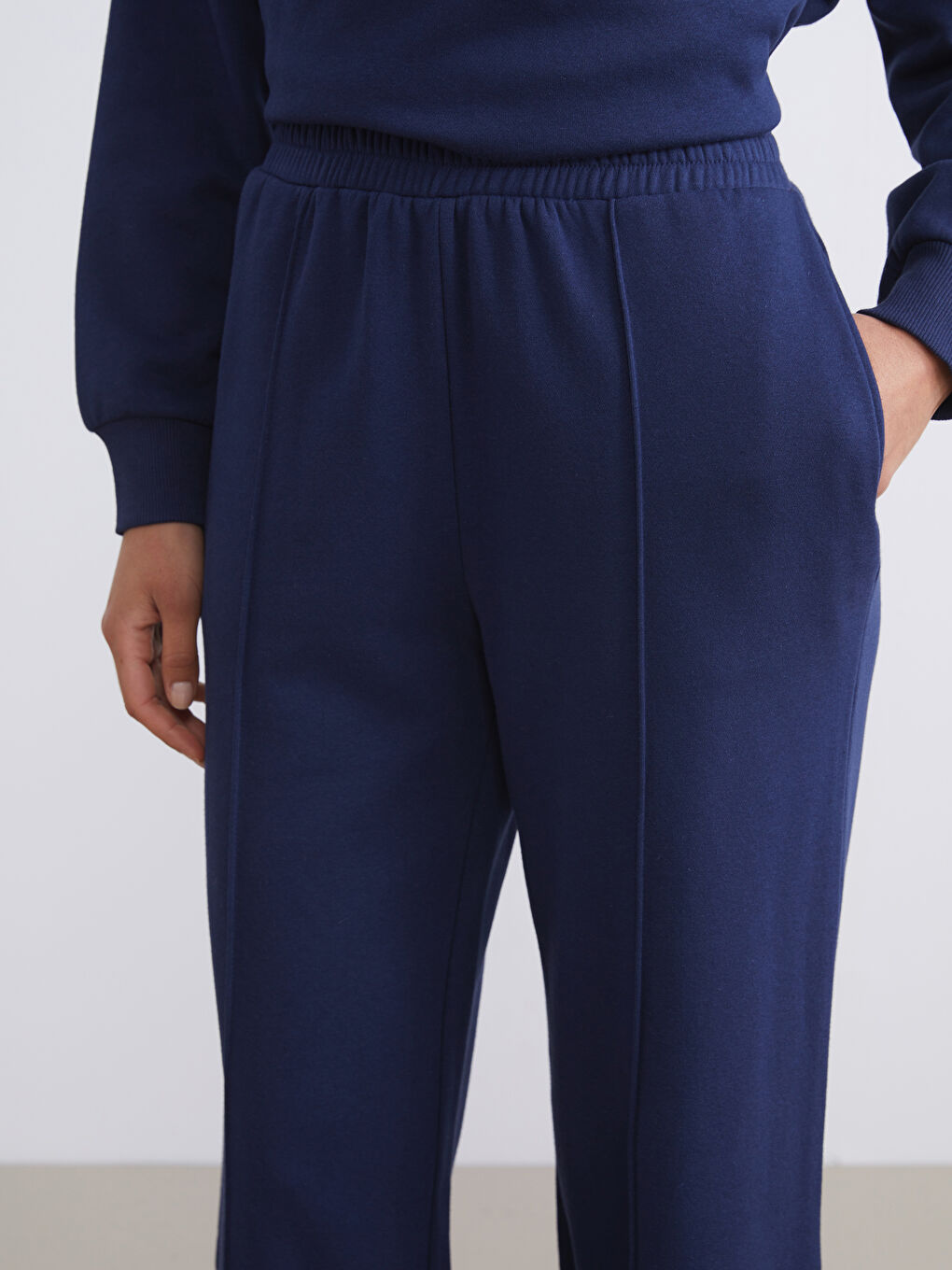 پانتۆڵی ئارەقەی قەبارەی ناوەند بۆ ژنان بە کەمەر لاستیک-2