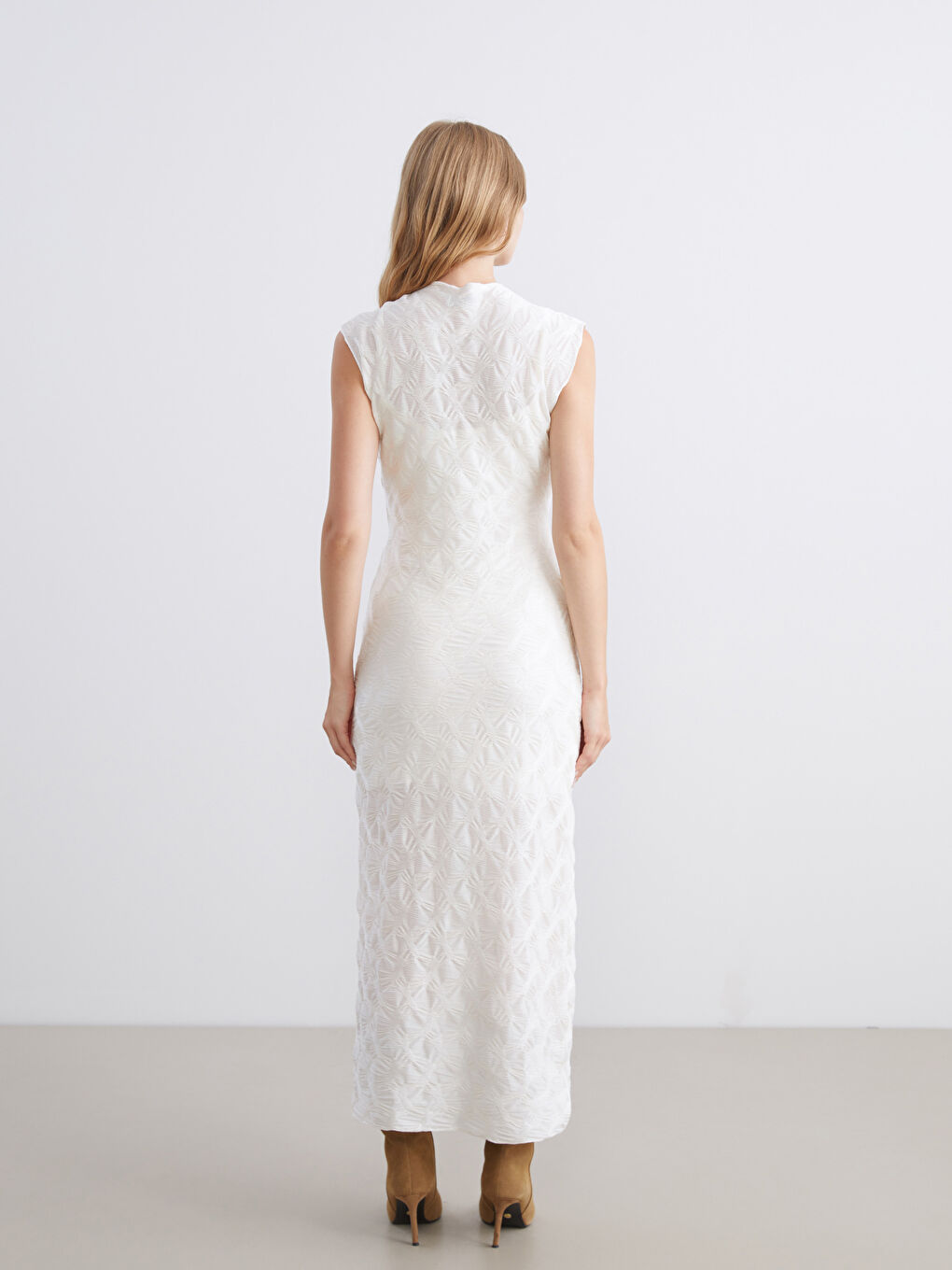 Ekru Dik Yaka Desenli Elbise-3