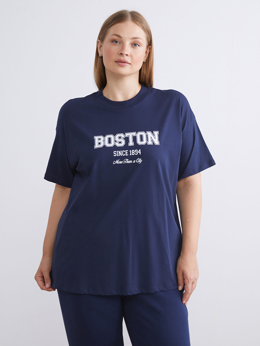 Lacivert Bisiklet Yaka Boston Baskılı Kadın Tişört-1