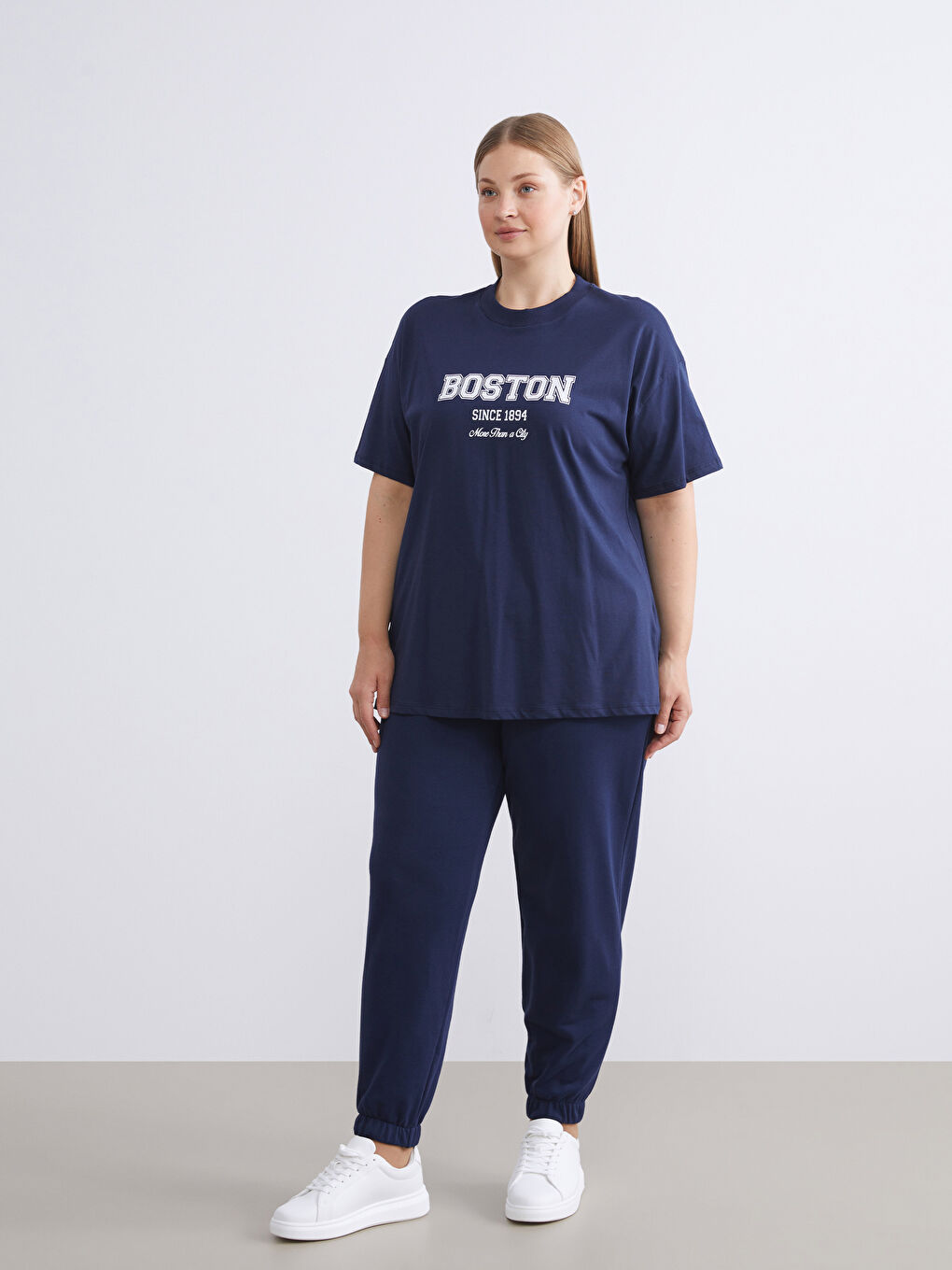 Lacivert Bisiklet Yaka Boston Baskılı Kadın Tişört-6