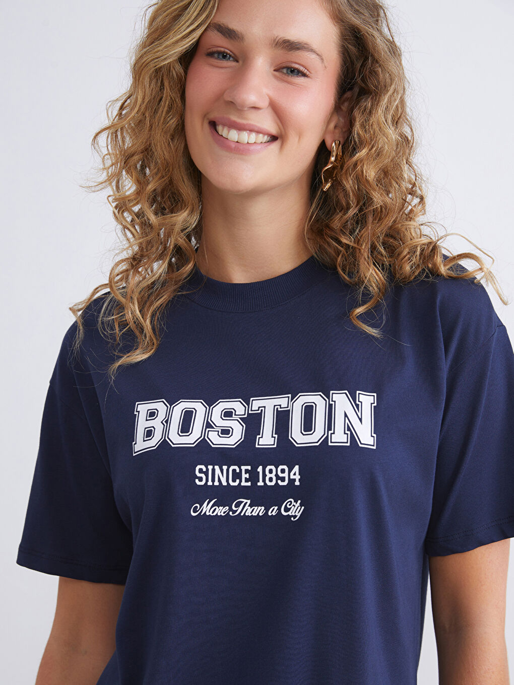 Lacivert Bisiklet Yaka Boston Baskılı Kadın Tişört