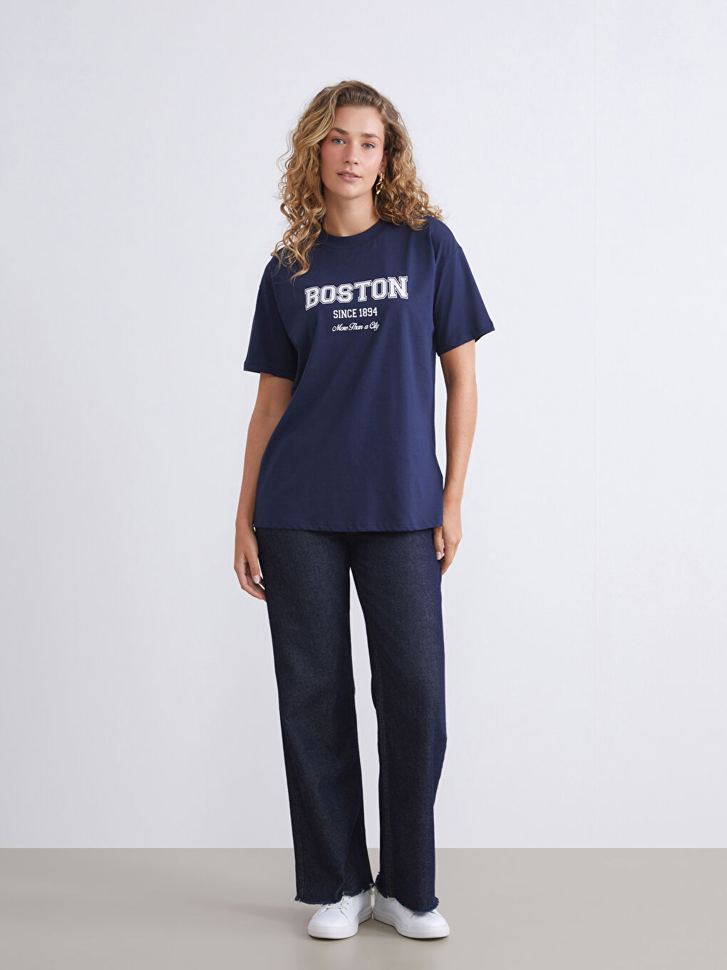 Lacivert Bisiklet Yaka Boston Baskılı Kadın Tişört-2