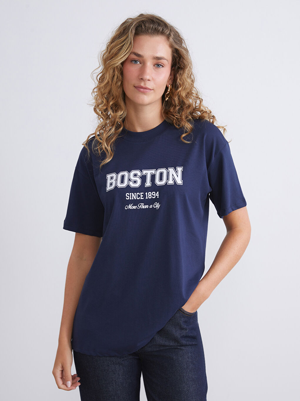 Lacivert Bisiklet Yaka Boston Baskılı Kadın Tişört-3