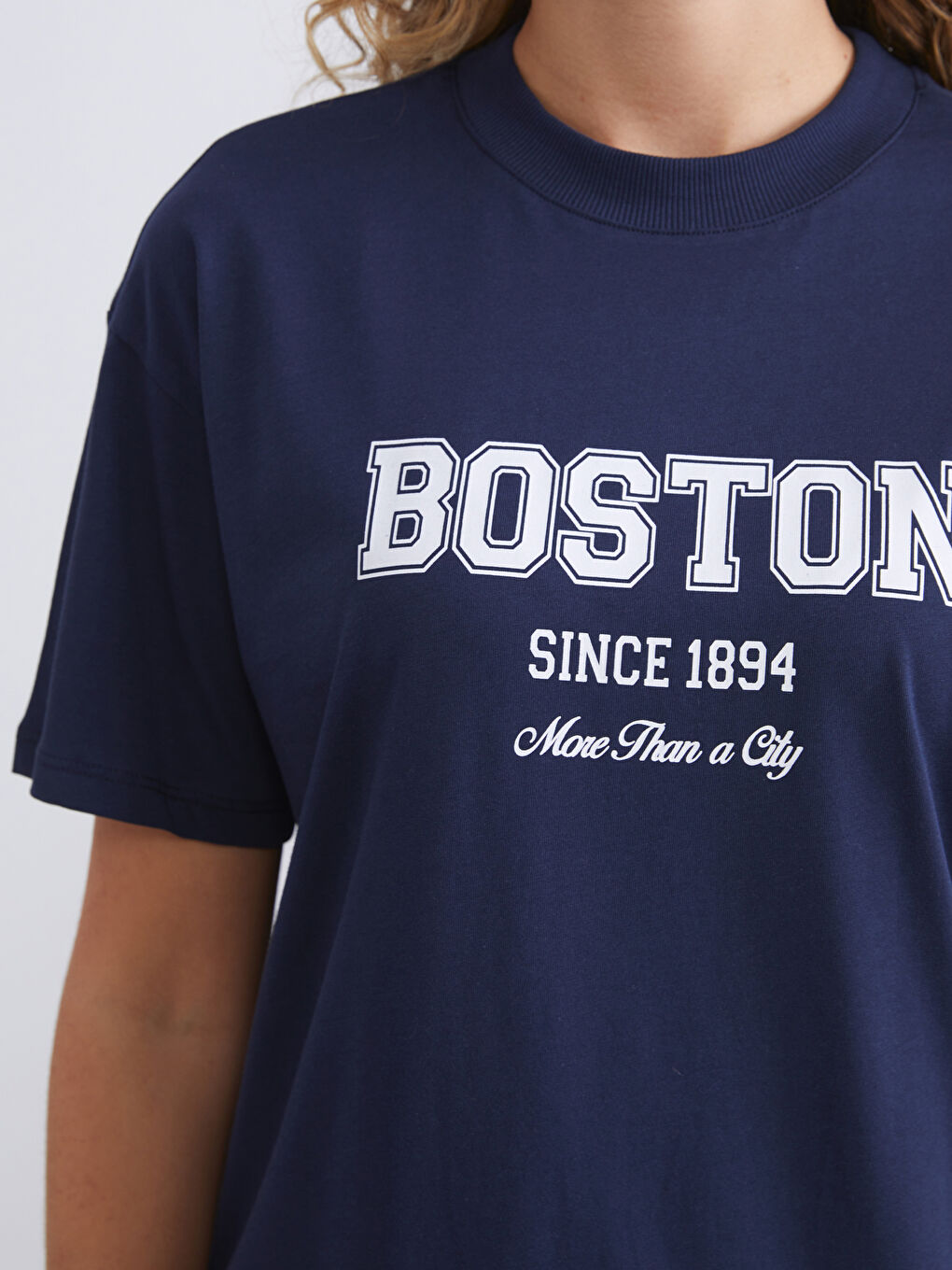 Lacivert Bisiklet Yaka Boston Baskılı Kadın Tişört-4