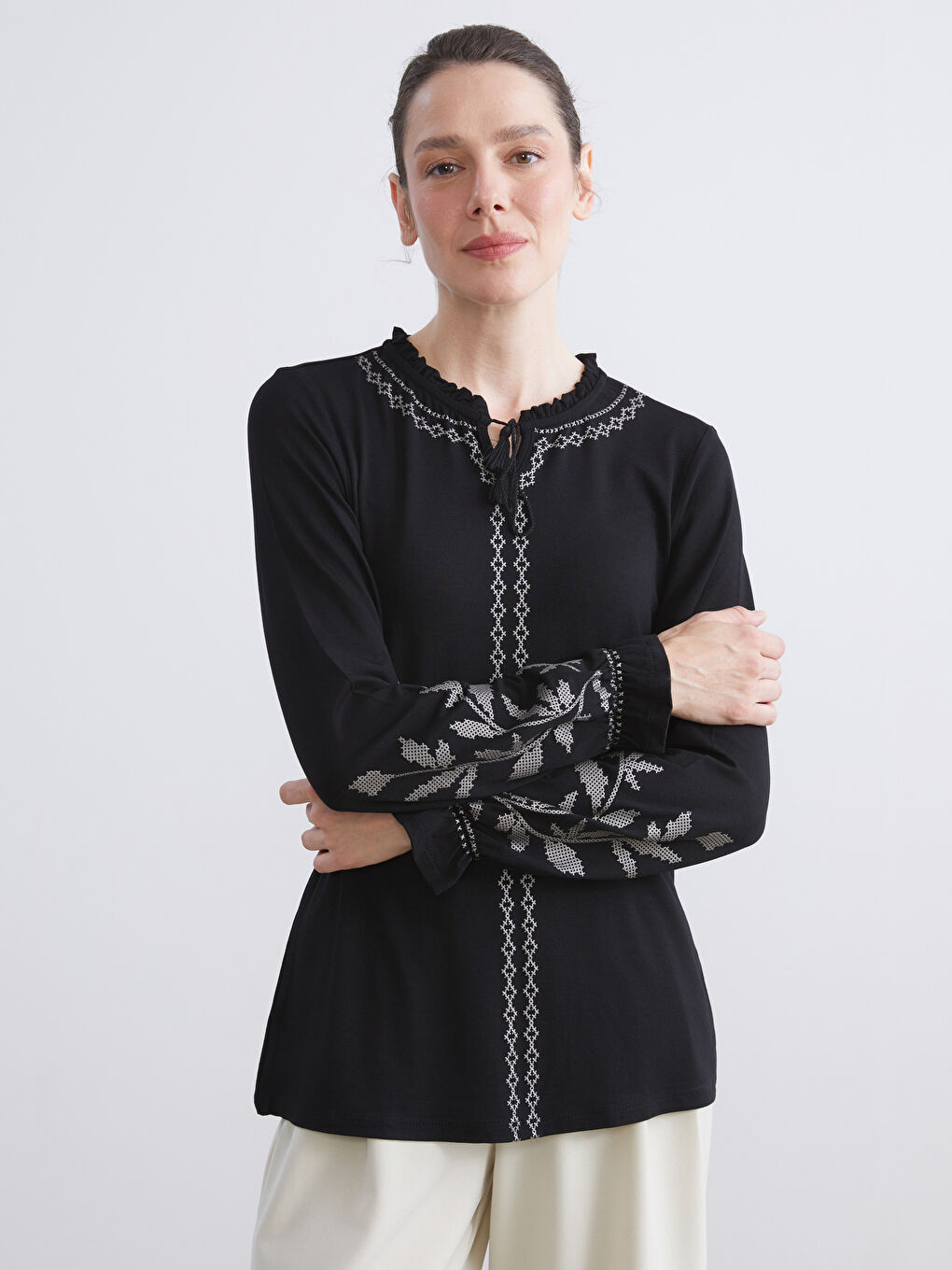 Siyah Fırfırlı Bağlamalı Yaka Desenli Bluz