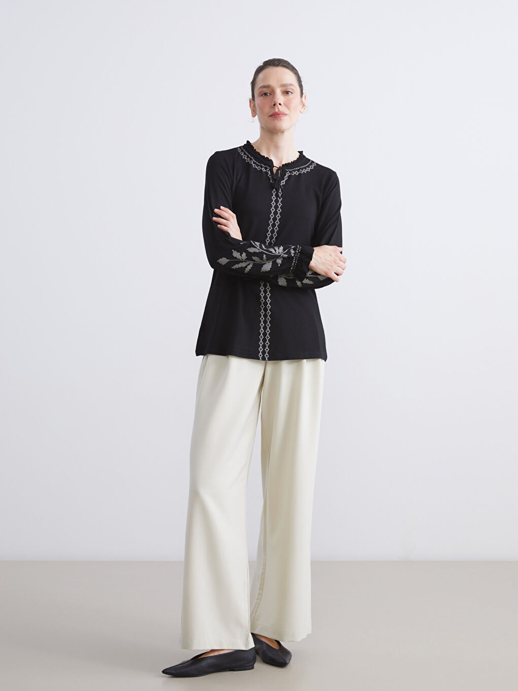 Siyah Fırfırlı Bağlamalı Yaka Desenli Bluz-1