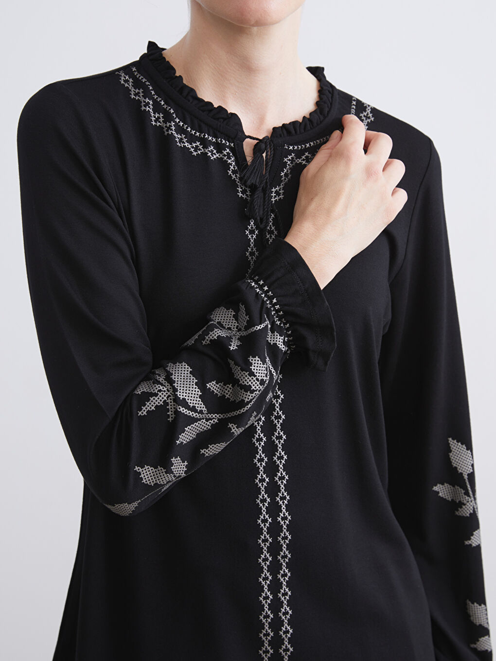 Siyah Fırfırlı Bağlamalı Yaka Desenli Bluz-2