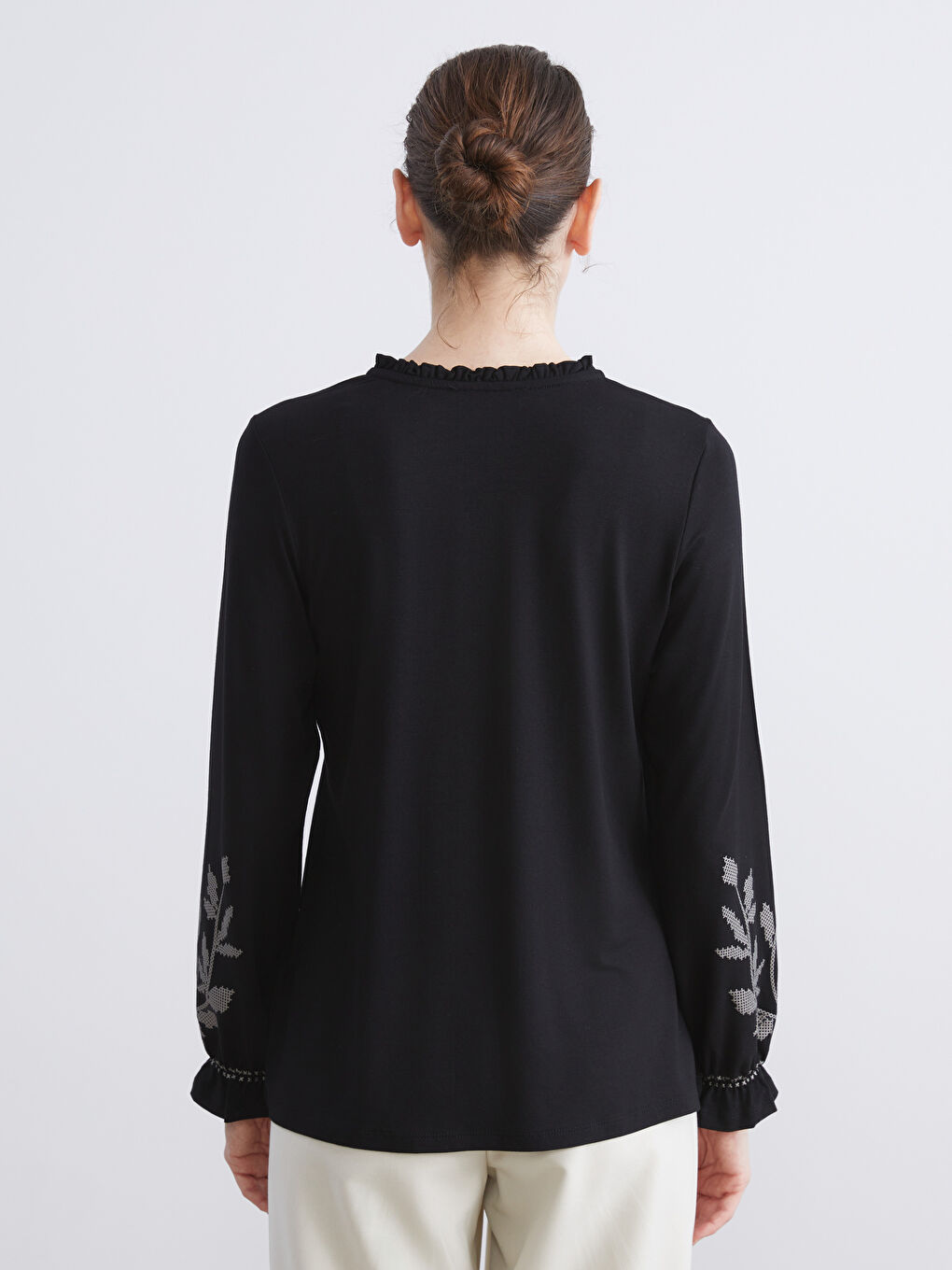 Siyah Fırfırlı Bağlamalı Yaka Desenli Bluz-3