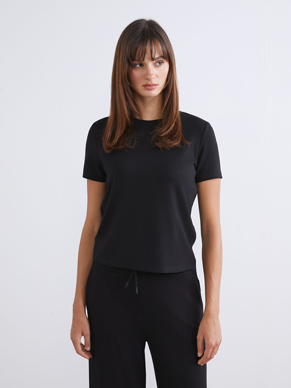 Siyah Bisiklet Yaka Kadın Tişört-1