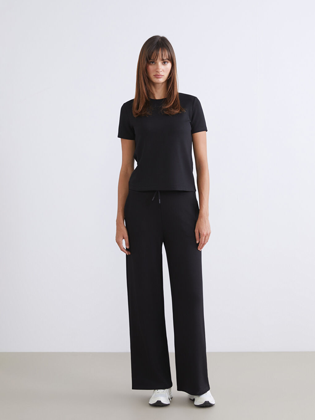 Siyah Bisiklet Yaka Kadın Tişört-2