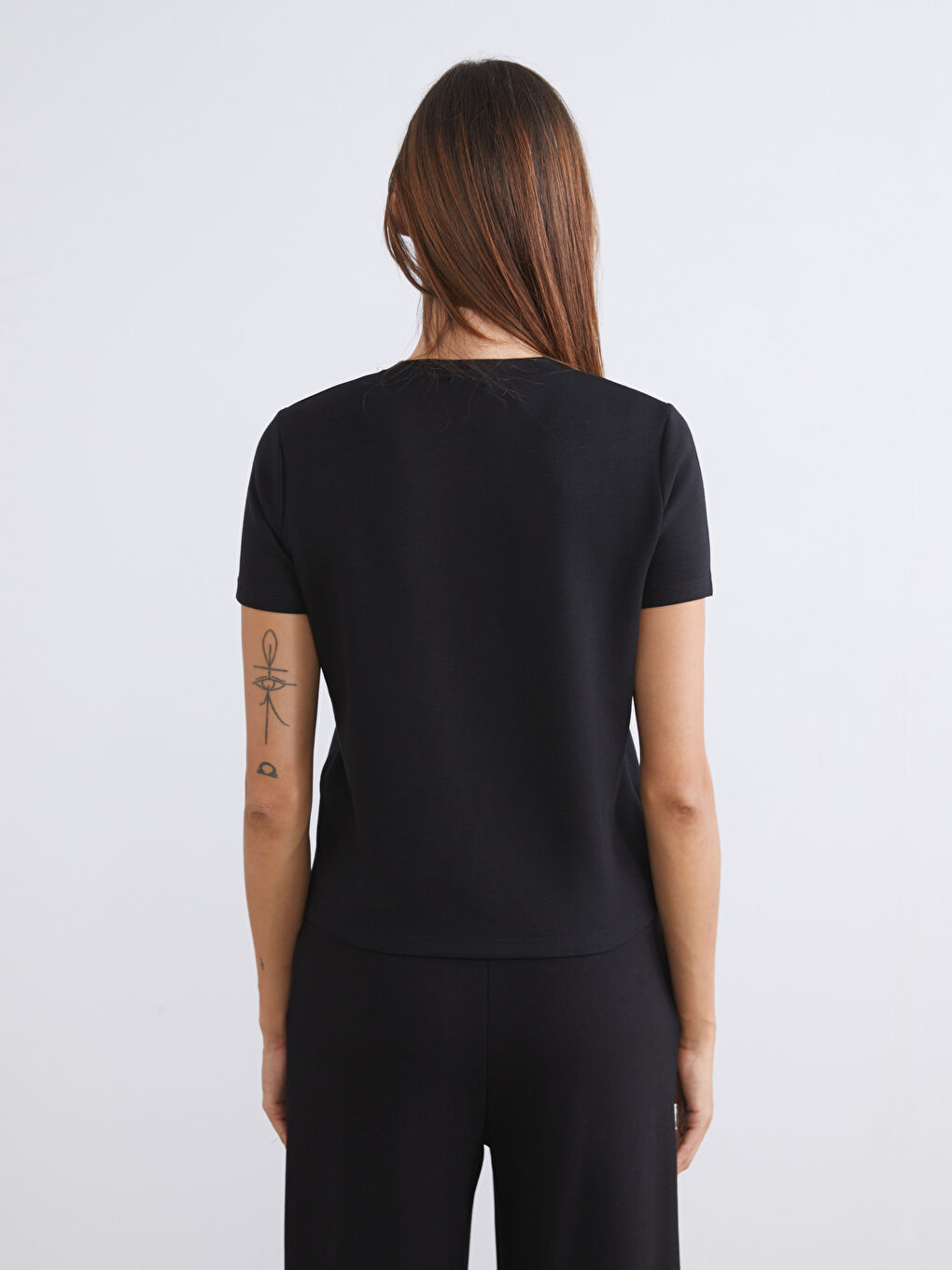 Siyah Bisiklet Yaka Kadın Tişört-6