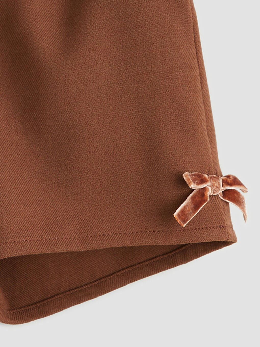 Kahverengi Fiyonk Detaylı Kız Çocuk Gömlek, Şort ve Külotlu Çorap-3