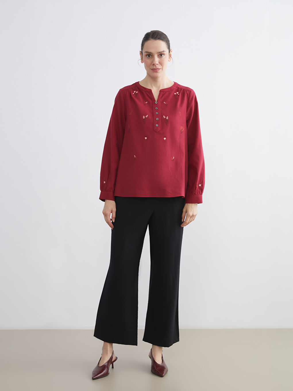 بلوزی یاخە کراوە بە نەخشی گوڵ-1