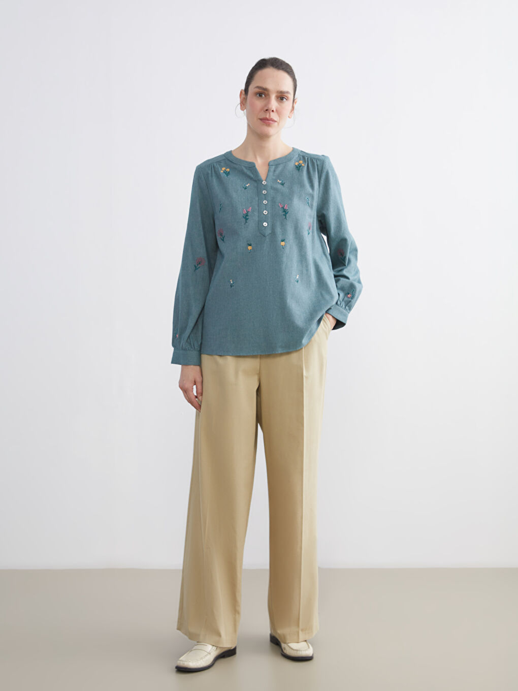 بلوزة بياقة منسدلة مطرزة بالزهور-1